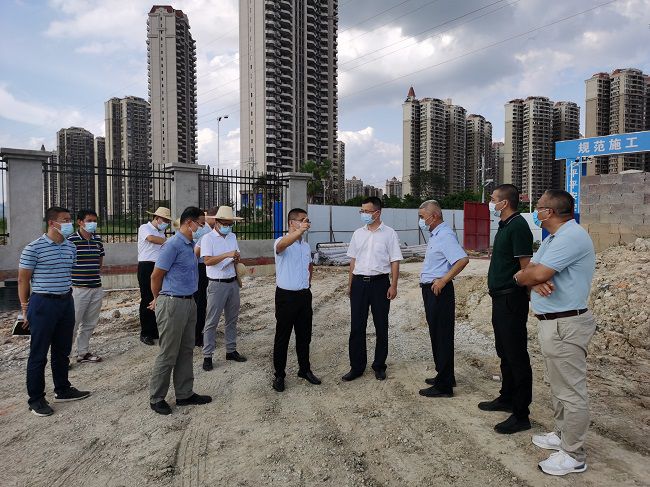 高鑫（右四）在项目现场。。。。。。翁职信 摄（修图）.jpg