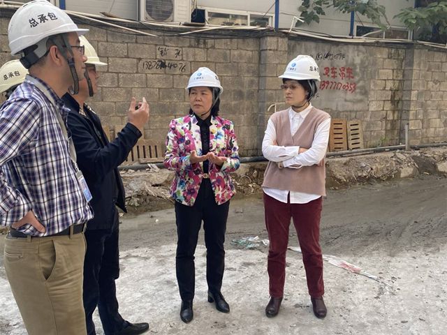 骆春燕在项目检查指导。。。。。。。。商秋劲 摄（修图).jpg