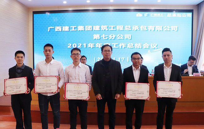 陈祖训为获奖职工揭晓证书。。。。。。周煜川 摄（修图）.jpg