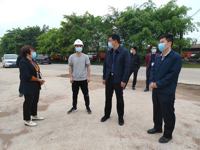 秦义敏（右二）在项目视察指导事情。。。。。。。。梁凯 摄(修图）.jpg