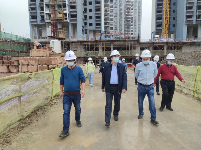 检查施工质量。。。。。。。。梁观德 摄（修图）.jpg