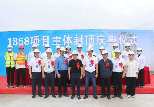 邓少新与在场职工合影留念。。。。。周煜川 摄（修图）.jpg