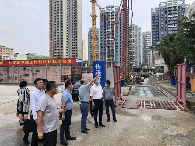 检查施工现场。。。。。。。。龚媚媚 摄（修图）.jpg