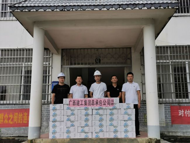 捐赠抗灾物资。。。。。。谭山泉 摄（修图）.jpg