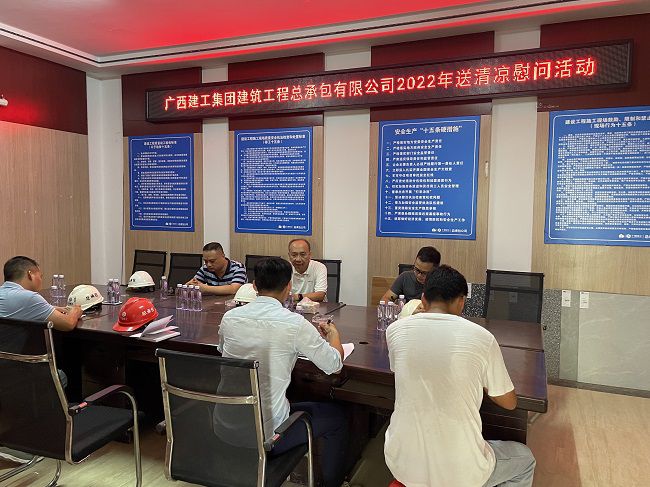 （修图）座谈会现场。。。。。。容芝雅 摄.jpg