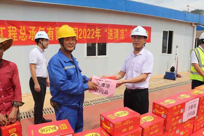 发放慰问品。。。。。张钊林 摄（修图）.jpg