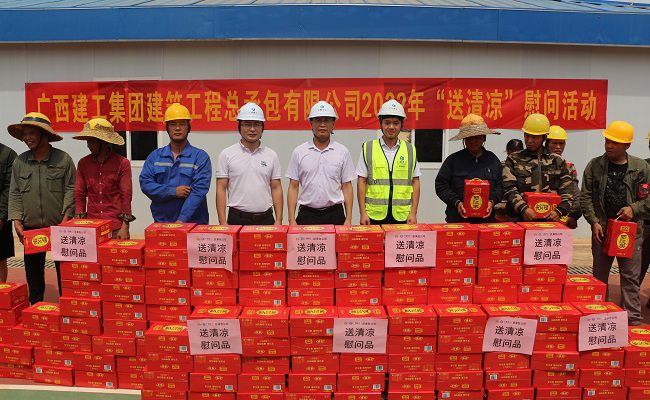 与农名工代表合影留念。。。。。张钊林 摄（修图）.jpg