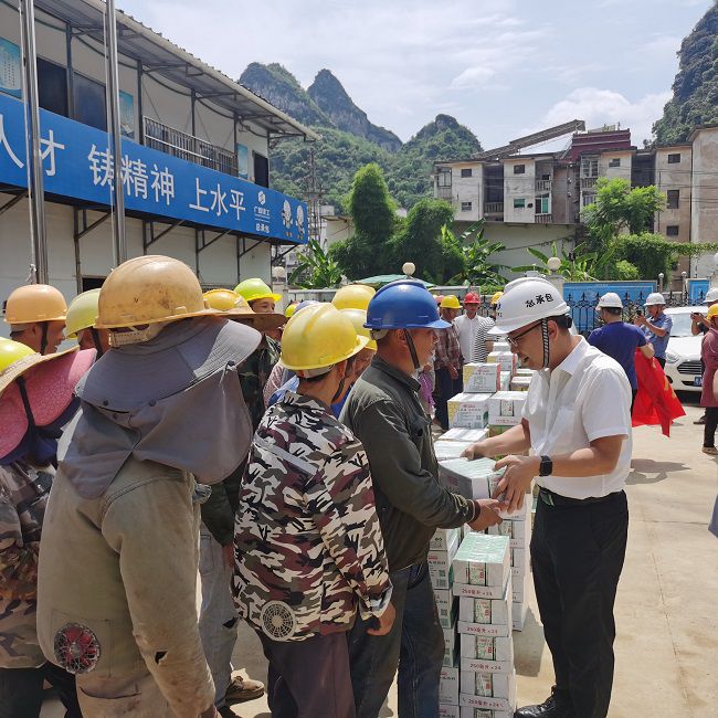 发放慰问品。。。。。。。。陈享 摄（修图）.jpg