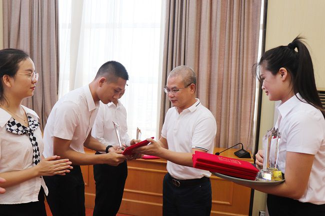 邓少新为获奖职工颁奖。。。。。。。周煜川 摄（修图）.jpg