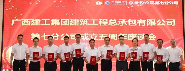 邓少新与获奖职工合影。。。。。。。周煜川 摄（修图）.jpg