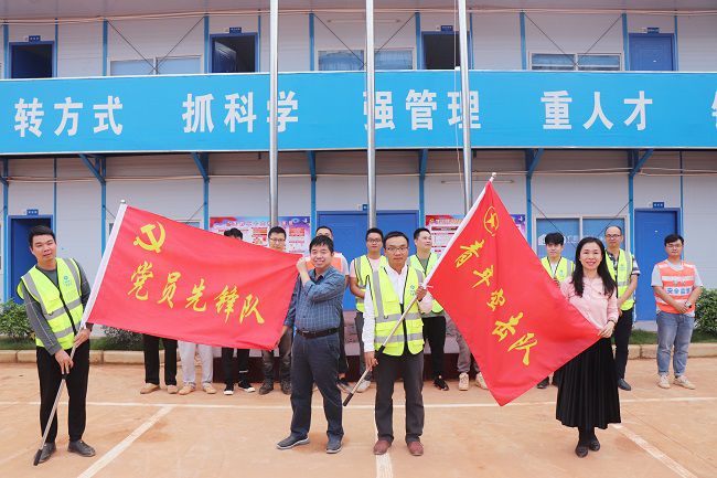 岑廷义和张力为党支部授旗。。。。。周煜川 摄（修图）.jpg