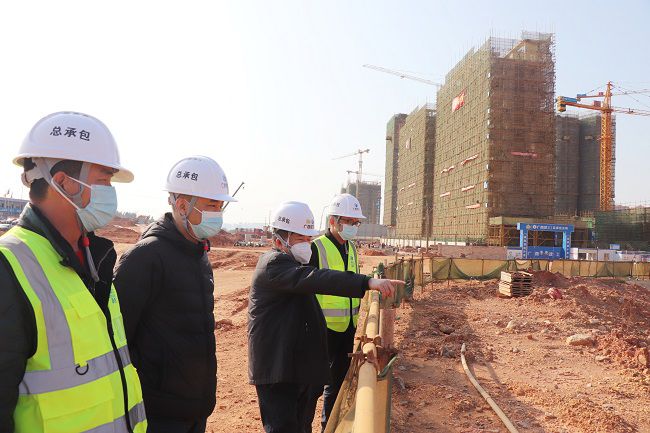 岑廷义在施工现场安排下一阶段要务。。。。。周煜川 摄（图）(2).jpg