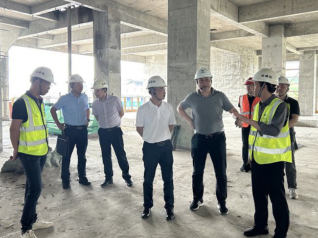 邓少新听取项目认真人做汇报。。。。。。。蔡怡灵 摄（原图00000000）.jpg