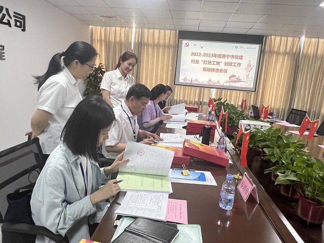 审查党建资料。。。。。卢丽君 摄（修图）.jpg