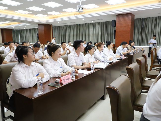 事情职员认真计时记分。。。。。。。李立云 摄（修图）.jpg