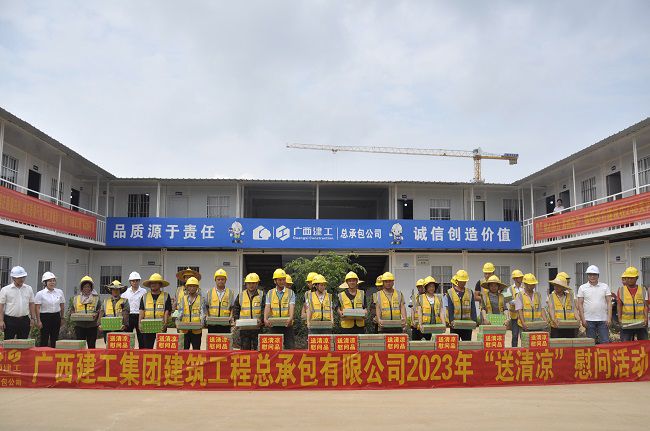 “送清凉”慰问活动合影。。。。。。。。王瑾贞 摄（修图）.jpg