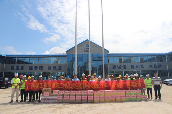 加入活感职员合影。。。。。梁红玉 摄（修图）.jpg