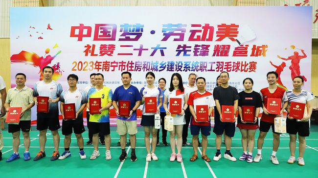 公司获优异组织奖，，，，，李天阳代表公司上台领奖。。。。。。.jpg