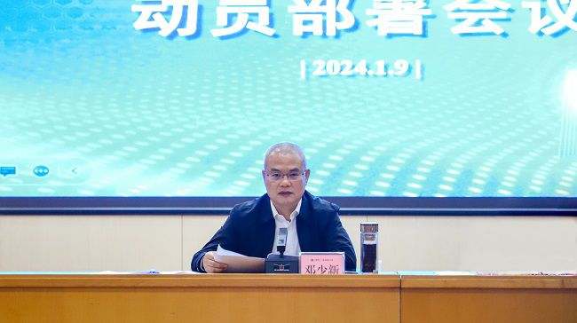 邓少新讲话  郑诗宝 摄。。。。。。。（修图）.jpg