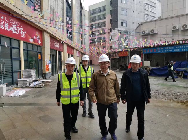 陆烜在巴马商贸中心调研指导。。。。。。。。（修图）.jpg