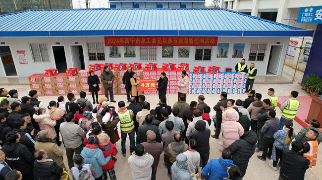 送温暖现场。。。。。。（修图）.jpg