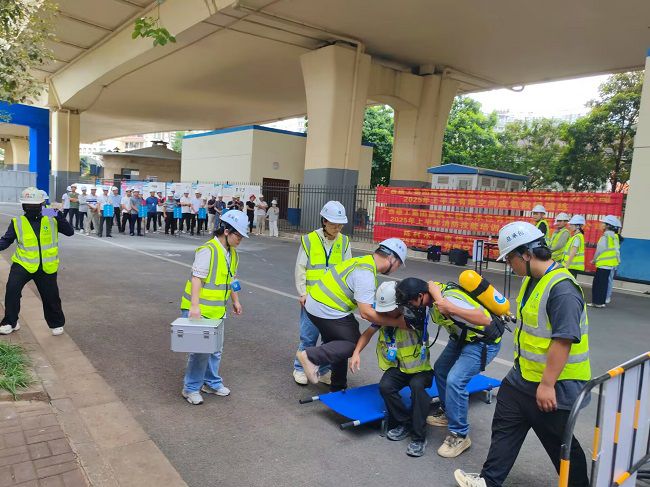 有限空间救援。。。。。。。。陆振官 摄（修图）.jpg